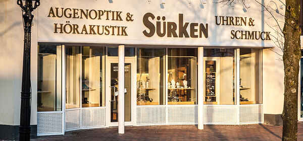 Fassade eines Fachgeschäfts für Augenoptik, Hörakustik, Uhren und Schmuck in der Innenstadt.